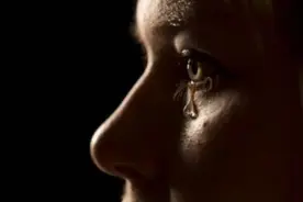 人临死前为何会流眼泪？到底是看到了什么？其实这是有科学依据的图片