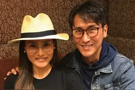 马德钟夫妇现身商场，52岁教授妻子身材出众，花1600元买4套睡衣图片