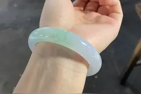 中年女性适合佩戴这4种手镯，不仅时髦，还很有品味图片
