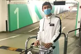 57岁江华身材消瘦显苍老，亲自买菜成家庭煮夫，妻子担当养家重任图片