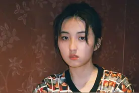 张子枫高考后直接拍电影了，为角色主动剪短发，连海报都是素颜图片