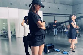 朱亚文太太疑似怀三胎？沈佳妮晒长腿美照，微凸起的肚子实力抢镜图片