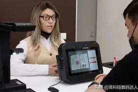 俄罗斯研发一款女性职员机器人，未来会取代窗口职员吗？图片