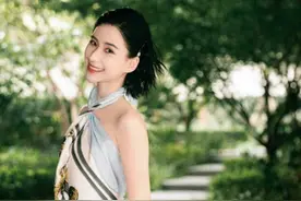 何超莲不愧是“最美名媛”，挂脖上衣配白色阔腿裤时髦精致，太美图片