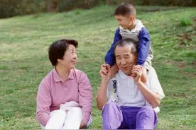 “婆婆帮带娃，我却很压抑”，婆婆任劳任怨，为啥总遭儿媳嫌弃？图片