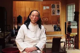 宋培伦隐居山林20年，建成夜郎谷，如今成亿万富翁、和家人住石房图片