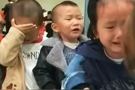 幼儿园采血“扎手指”走红，孩子排队哭成一片，萌娃捂眼睛不敢看图片