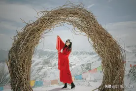 4月18日，在四川阿坝地区达古冰川拍摄的，过来打卡拍摄的小姐姐图片