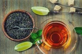 很多老烟民改抽“茶烟”了，用茶叶做烟比香烟更健康吗？最好少碰图片
