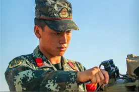 超燃！直击武警官兵喷火考核图片