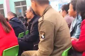 爸爸穿"工作服"开家长会，照片传上网引起争议：不怕孩子被孤立图片