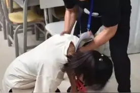 2019年高考某考场，一女孩忘涂答题卡，给监考老师下跪，请求补涂图片