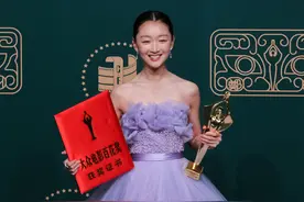 周冬雨常晒吃各种美食，体重却才这么一点，网友：羡慕狂吃不胖图片