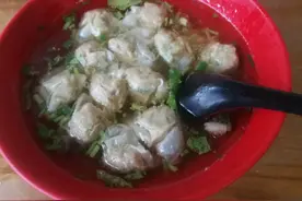 教你馄饨汤的简单做法，馄饨店6元1份的小馄饨，低成本好味道图片