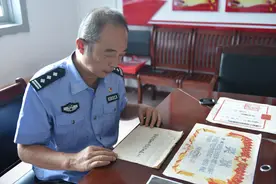 余建春：痴迷红色收藏的警察图片