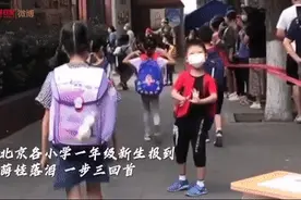 开学日，中华南路街道办联合达德小学走上街头为文明城市“代言”图片