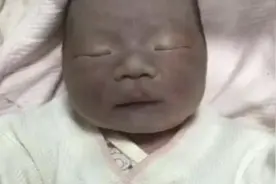 宝宝出生后因太黑在医院走红，妈妈“忍住”没扔，长开后人见人夸图片