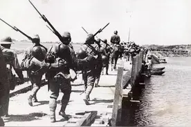 1942年，一伪军中将给粟裕送了盒烟，粟裕看后脸色大变：部队集合图片