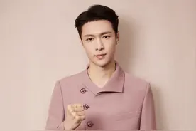 男人穿中山装，帅的高级。46岁的潘粤明和19岁的易烊千玺都在穿图片
