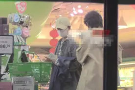 43岁夏雨与妻子逛超市，长发卷毛显邋遢？女儿身高直追袁泉图片
