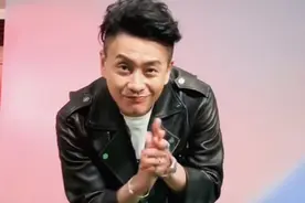 黄宗泽与周秀娜不避嫌，穿同款皮衣共处一室，牵手摸肩举止亲密图片