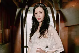 王石妻子真放得开，穿“半透明”裙子都很优雅，气质不输顶流明星图片
