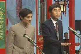 与冯小刚"拜把子"，因90岁母亲向春晚提要求，冯巩不为人知的身世图片