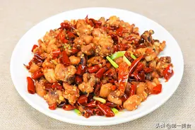 麻辣鸡丁很多人第一步就做错了，难怪不够酥，厨师长教你秘制做法图片