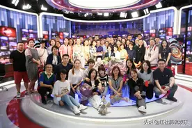 17位央4新闻主播参加徐俐欢送会，素颜休闲装的样子依然很好看图片