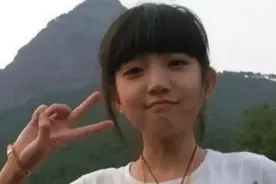 14岁凭一张剪刀手照片被富豪看中，如今长大成人，变得更漂亮了吗图片