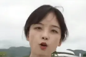 美女记者王冰冰穿紧身泳衣，身材纤细惹人羡，挑战冲浪太专业图片
