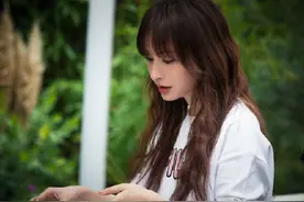 吴昕终于留起了大波浪！“鹰钩鼻”美到犯规，这才是36岁的样子图片