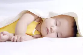 宝宝睡姿影响大，喜欢这种睡姿的娃，长大以后颜值和身高都不会差图片
