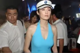 张敏身材真好，穿这么紧的挂脖背心不见一丝赘肉，海军帽太复古图片