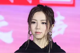参加说唱选秀节目的邓紫棋，完全是“嘻哈”时尚代表图片