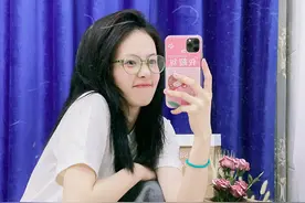 黑框眼镜怎么戴不像书呆子？跟白鹿学造型，利用好配色变身俏佳人图片