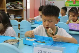课后5+2延时服务全面推行，小学生家长直言接受不了，跟学费无关图片