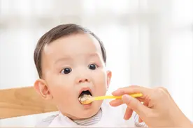 如何训练宝宝自主进食？家长准备3大法宝，消除1个阻碍一周搞定图片