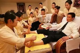退休大爷开养生馆，做按摩不花钱，反倒月赚12万，看看人家图片