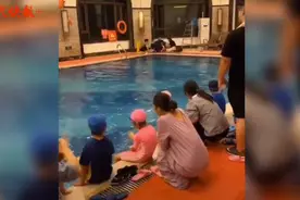 心碎！6岁男孩上游泳课时溺水身亡，在水里挣扎10分钟无人发现图片
