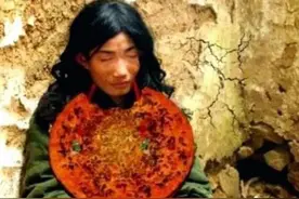 “中国第一懒人”杨锁：挖坑上厕所，烧家具取暖，23岁活活懒死图片