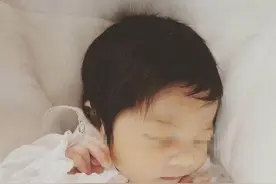 为何有些新生儿头发浓密，有些宝宝像“小光头”？3个原因需重视图片