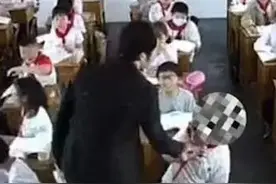 江苏一小学老师怒踢课桌，揪学生衣领，网友：教不严，师之惰图片