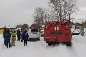 俄罗斯一谷仓积雪坠落致4死3伤图片