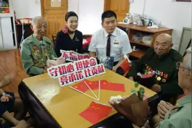 东航空姐慰问新四军“沙家浜”部队在沪老战士图片