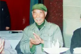 开国将军去部队找老战友，没坐专车穿着朴素，卫兵不让他进门图片