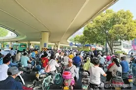 骑乘电动车戴头盔者仍寥寥无几，声音：安全意识需深入人心图片