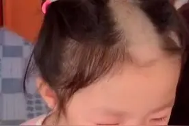 女孩偷玩理发器，一不小心变成“谢广坤”，看到模样后号啕大哭图片