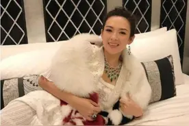 章子怡发出儿子照片，还附带自己的美甲，儿子脚丫更显可爱图片