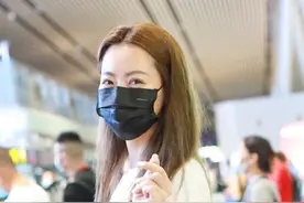 白冰真是越长越嫩，穿星星牛仔裤可爱甜美图片